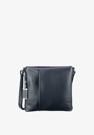 Schwarze Leder-Crossbody-Tasche, rechteckige Form, strukturierte Oberfläche, mit einem einzigen Tragegurt und einem Markenschild an der Seite.