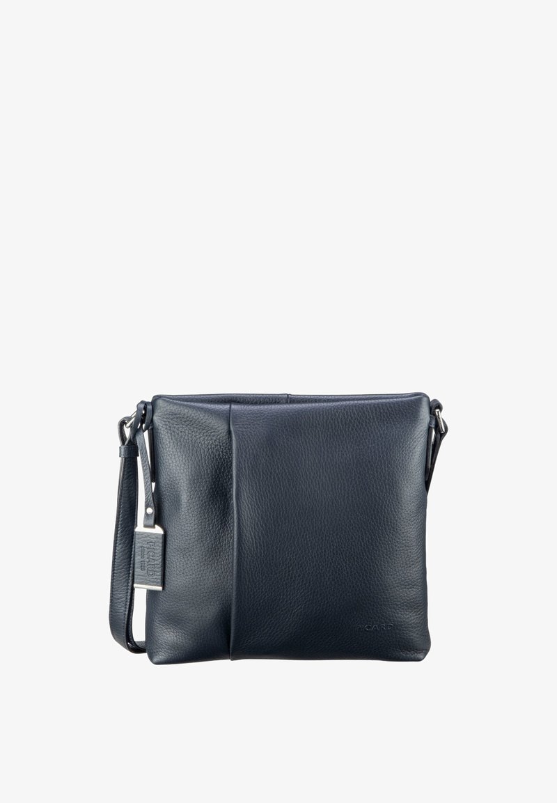 Schwarze Leder-Crossbody-Tasche, rechteckige Form, strukturierte Oberfläche, mit einem einzigen Tragegurt und einem Markenschild an der Seite.