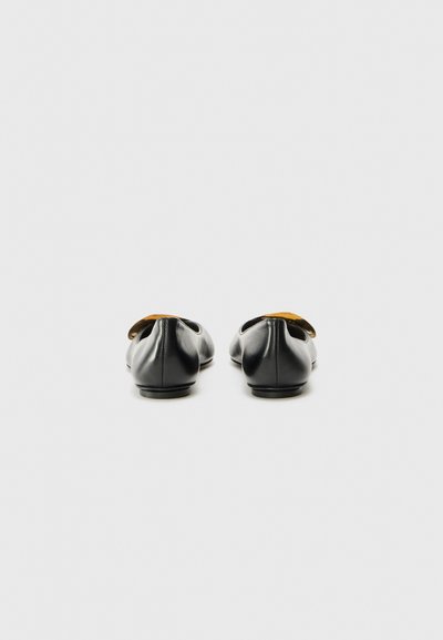 Svarta läderballerina med rund tå, med ett utskärningsdesign på ovandelen och en slät yta. Yttersulan är minimal och elegant.