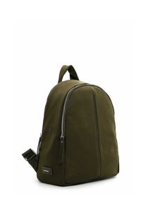 Olivově zelený minimalistický batoh se stříbrnými zipy, horním madlem, nastavitelným popruhem a malou černou značkovou nášivkou blízko spodní části.