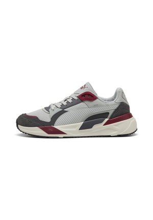 Grå, sort og burgundy Puma sneaker med mesh og ruskind overdel, hvid sål og snørelukning set fra venstre side.