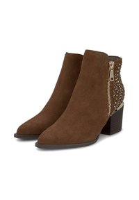 Stivaletti in suede marrone con punta affusolata, zip laterale e dettagli decorativi con borchie sul tallone. Tacco a blocco in legno spesso.