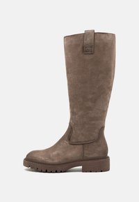 Bottes en cuir suédé marron montantes avec une finition texturée, bout rond, talon structuré et une languette en haut pour un enfilage facile.