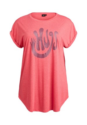 T-shirt corail à manches courtes avec revers roulés et texte abstrait violet "Hugs" avec un design de bras et main tendus sur le devant.