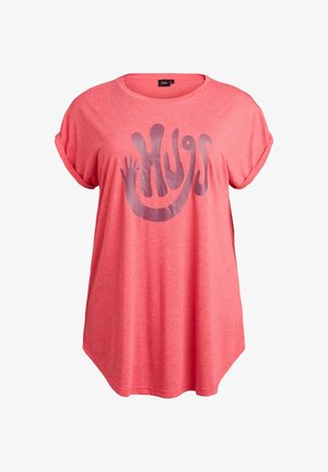 Korallenrotes T-Shirt mit kurzen Ärmeln und umgeschlagenen Bündchen, vorne mit lila abstraktem "Hugs"-Text und einem Design mit ausgestrecktem Arm und Hand.