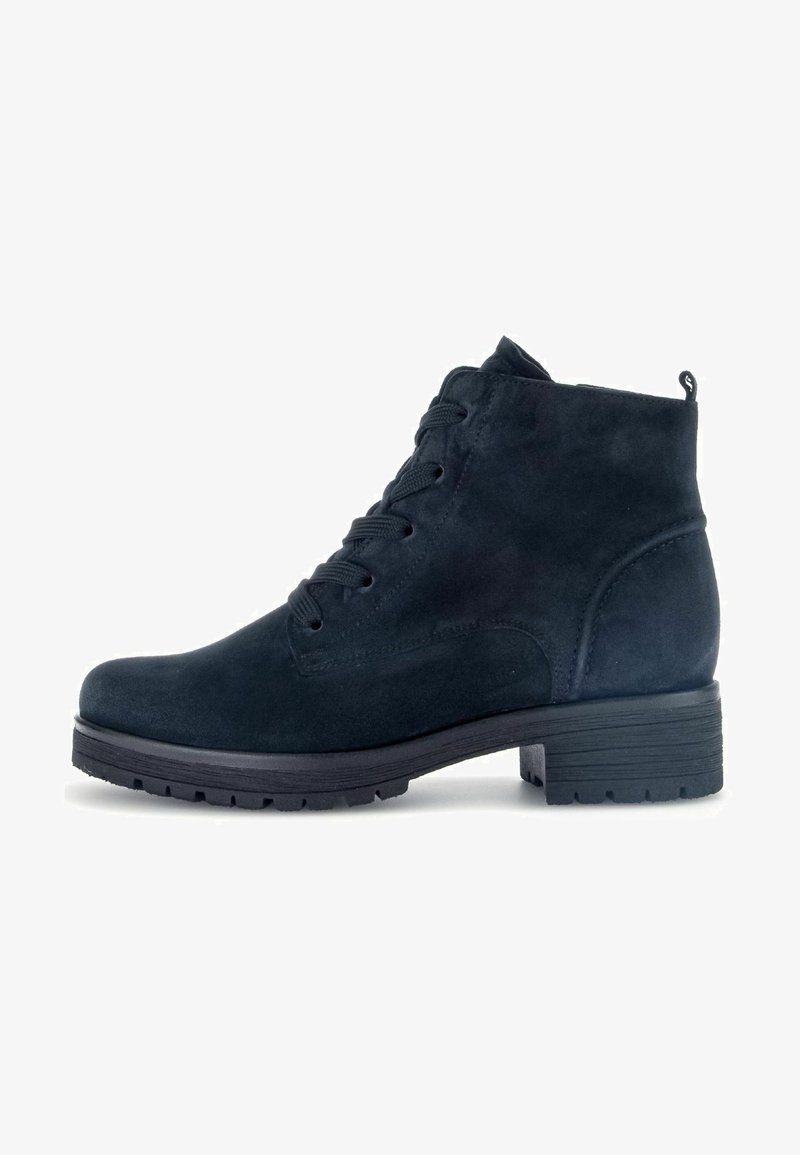 Stivale alla caviglia in suede nero con punta rotonda, lacci frontali e suola in gomma testurizzata; presenta una piccola linguetta sul retro.