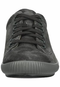 Scarpe in suede nere con punta rotonda, cinque passanti per lacci e suola in gomma testurizzata, caratterizzate da un design minimale e una finitura morbida.