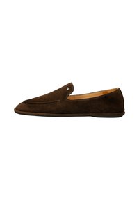 Hnědé semišové slip-on boty s kulatou špičkou, kontrastním prošíváním a jednoduchým designem. Vlastnosti zahrnují elegantní, nízkoprofilovou gumovou podrážku.