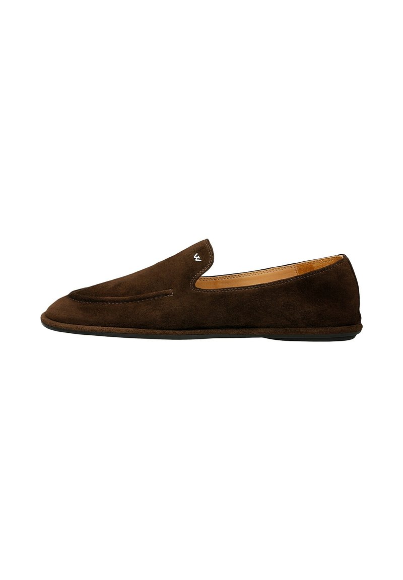 Hnědé semišové slip-on boty s kulatou špičkou, kontrastním prošíváním a jednoduchým designem. Vlastnosti zahrnují elegantní, nízkoprofilovou gumovou podrážku.