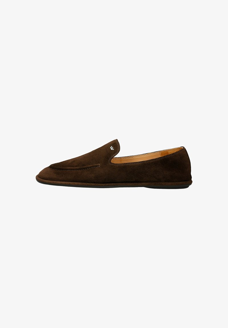 Hnědé semišové slip-on boty s kulatou špičkou, kontrastním prošíváním a jednoduchým designem. Vlastnosti zahrnují elegantní, nízkoprofilovou gumovou podrážku.