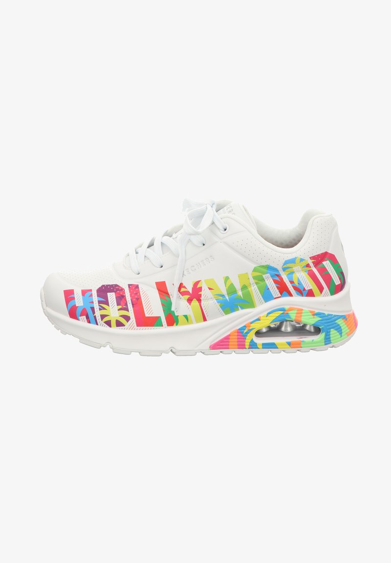 Weißer Sneaker mit buntem "HOLLYWOOD"-Schriftzug und Palmenblattmustern. Verfügt über eine runde Zehenpartie, Schnürdesign und sichtbare Luftpolster.
