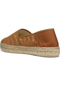 Scarpa espadrille con tomaia in paglia intrecciata color marrone chiaro, dettagli in pelle marrone liscia e suola in corda di juta con una finitura testurizzata.