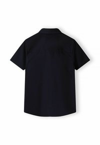 Maglietta a maniche corte di un blu navy scuro con colletto classico, texture liscia e cucitura della spalla sul retro, caratterizzata da un orlo curvo.