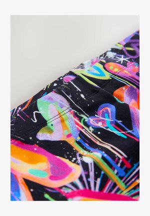 Värikäs joustofroteekangas, jossa on abstrakti kuvio sydämistä, tähdistä ja muodoista mustalla, sileäpintaisella taustalla.