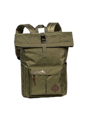 Olivgrüner Rucksack mit Roll-Top-Design, verstellbaren Trägern, Fronttasche und Lederakzenten. Mit silbernem „Bench.“-Logo.