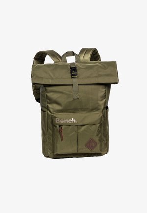 Olijfgroene rugzak met een roll-top ontwerp, verstelbare banden, voorvak en leren accenten. Kenmerkt het "Bench." logo in zilver.