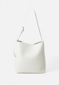 Sac fourre-tout en cuir blanc perforé avec une seule bandoulière réglable. Design doux et non structuré sans accents métalliques visibles.