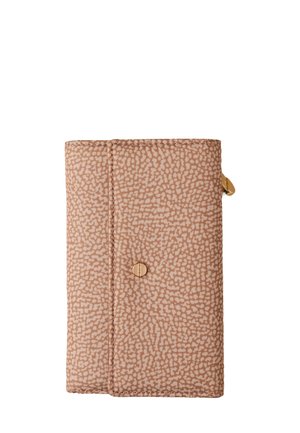 Portafoglio beige textured con un discreto motivo a macchie, dotato di chiusura a scatto dorata e linguetta laterale. Il materiale sembra essere sintetico.