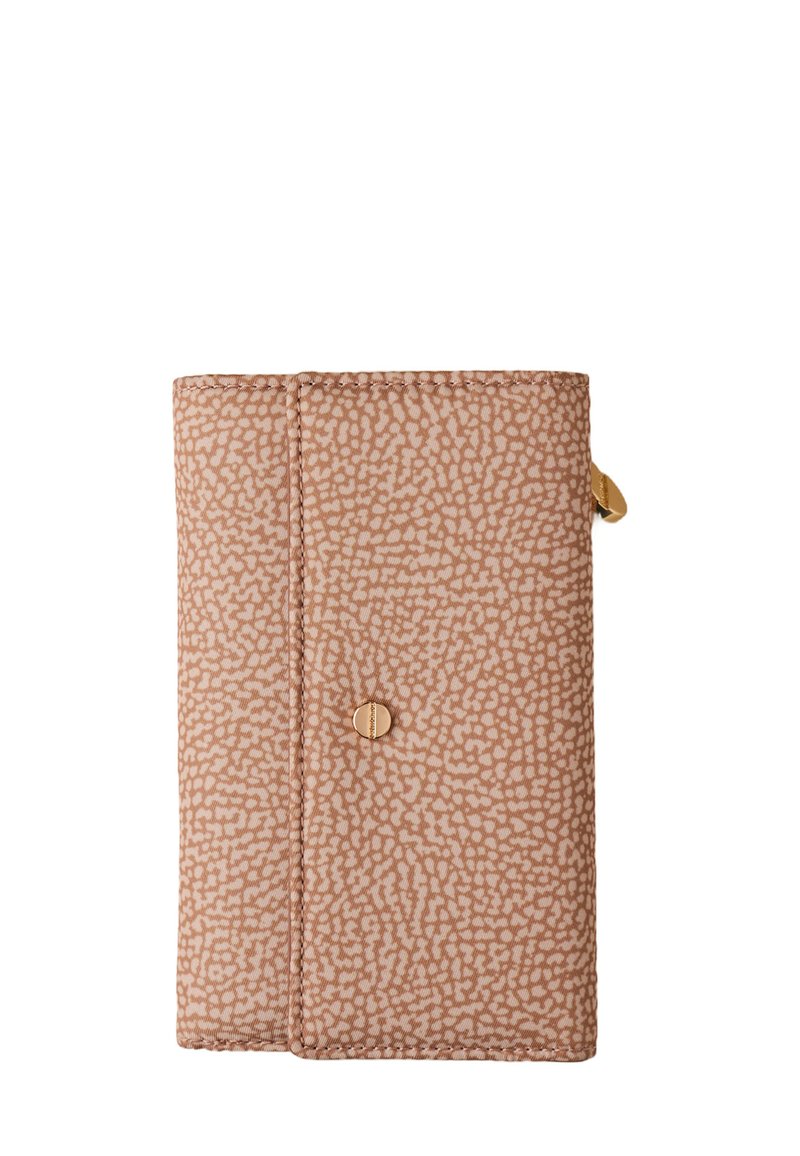 Beige Geldbörse mit strukturiertem Design und dezentem gepunktetem Muster, ausgestattet mit einem goldenen Druckknopfverschluss und einem seitlichen Tab. Das Material wirkt synthetisch.