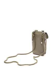 Alkorto žalios spalvos nailono crossbody krepšys su sidabrinėmis detalėmis, užtrauktuko uždarymu ir reguliuojama virvės dirželiu. Lygus paviršius, stačiakampė forma, minimalus dizainas.