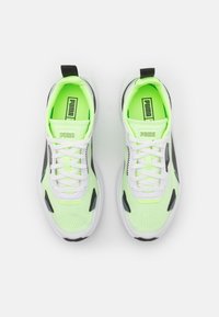 Baskets de course vert fluo et blanches avec tige en mesh, lacets plats et accents noirs. Dispose d'un col rembourré et d'un logo sur la languette.