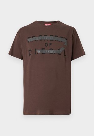 Καφέ βαμβακερή μπλούζα με κοντά μανίκια, άνετη εφαρμογή, που φέρει μαύρο γραφικό κείμενο "PROPERTY OF D" με υφασμάτινη γκρι λεπτομέρεια στο στήθος.