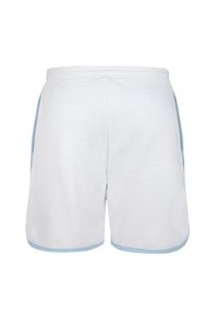 Pantalones cortos de algodón blancos con acentos en azul claro, cinturilla elástica, bolsillos laterales y una textura suave.