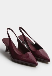 Décolleté in vernice bordeaux con punta affusolata e tacco a blocco basso, caratterizzati da una texture liscia e un design minimalista.