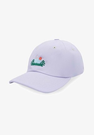 Jasnofioletowa bawełniana czapka baseballowa z haftem przedstawiającym górę i słońce w odcieniach różu, zieleni i bieli. Posiada otwory wentylacyjne.