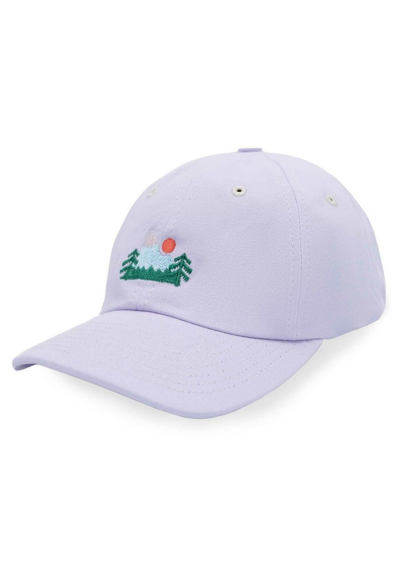 Jasnofioletowa bawełniana czapka baseballowa z haftem przedstawiającym górę i słońce w odcieniach różu, zieleni i bieli. Posiada otwory wentylacyjne.