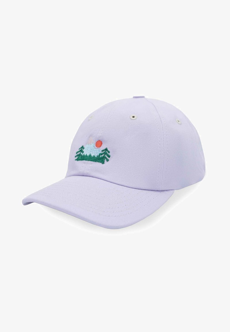 Jasnofioletowa bawełniana czapka baseballowa z haftem przedstawiającym górę i słońce w odcieniach różu, zieleni i bieli. Posiada otwory wentylacyjne.