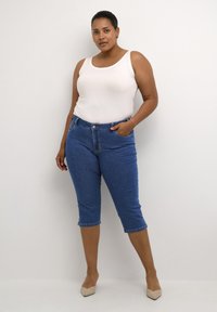 Kaffe Curve VICKA MIE CAPRI - Džínové kraťasy - medium blue washed denim