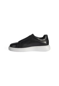 Zwarte leren slipper sneaker met een gladde bovenkant, ronde neus en een witte rubberen zool, wat zorgt voor een minimalistisch ontwerp.