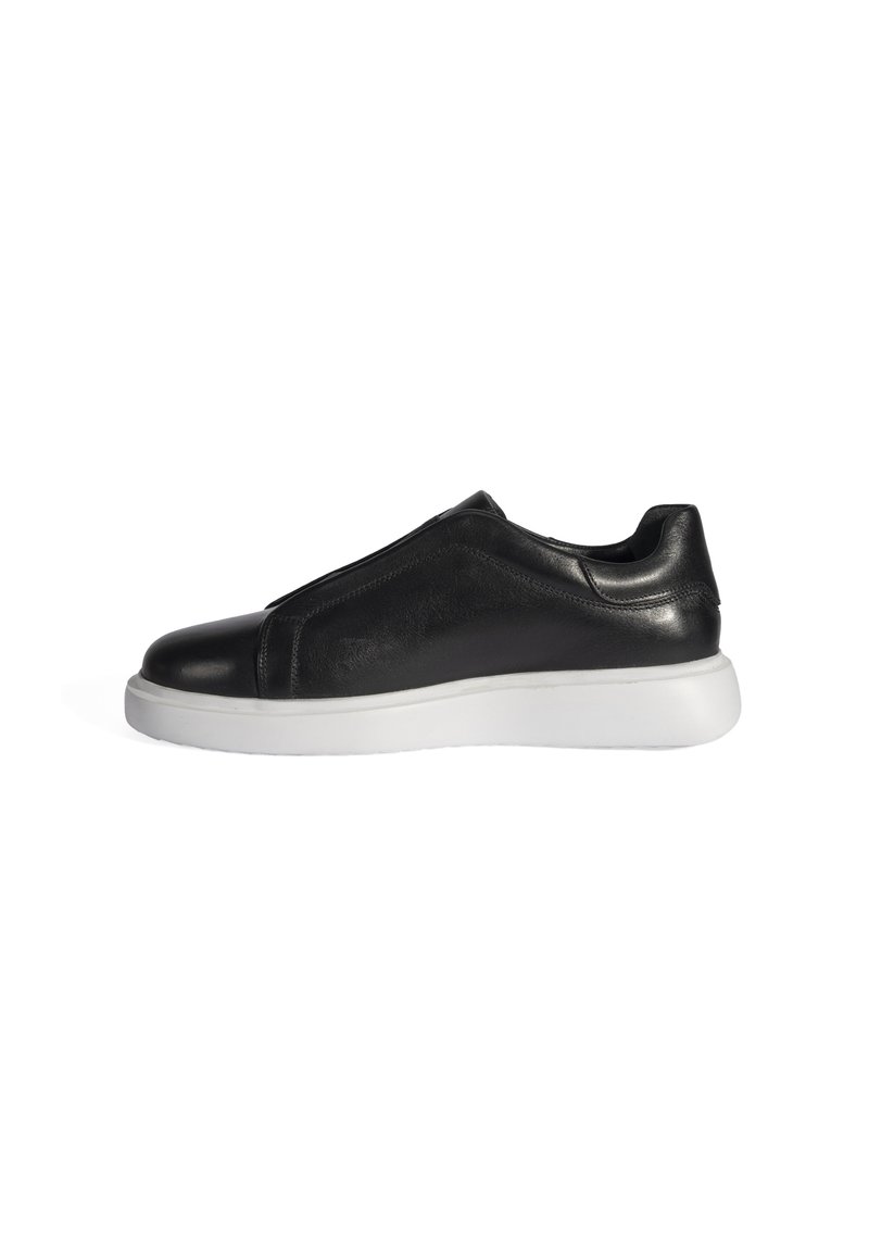 Zwarte leren slipper sneaker met een gladde bovenkant, ronde neus en een witte rubberen zool, wat zorgt voor een minimalistisch ontwerp.