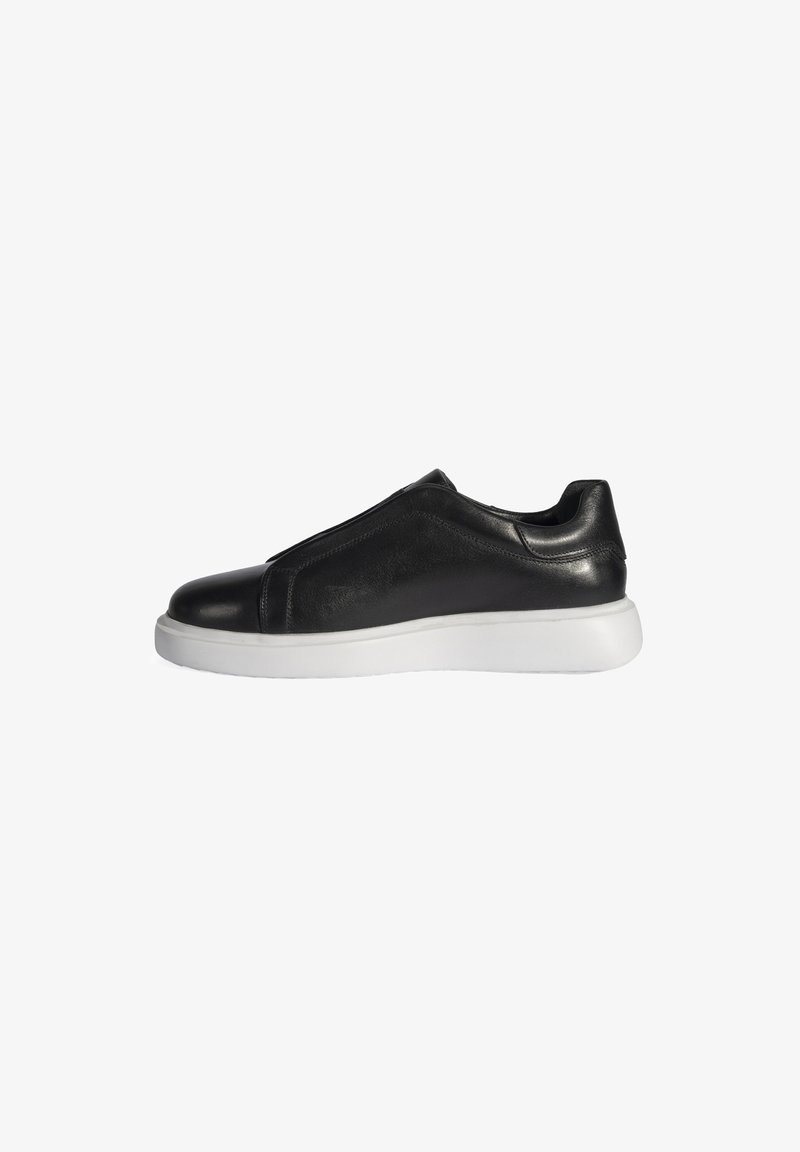 Schwarze Leder-Slipper-Sneaker mit einer glatten Oberseite, abgerundeter Spitze und weißer Gummisohle, die ein minimalistisches Design bietet.