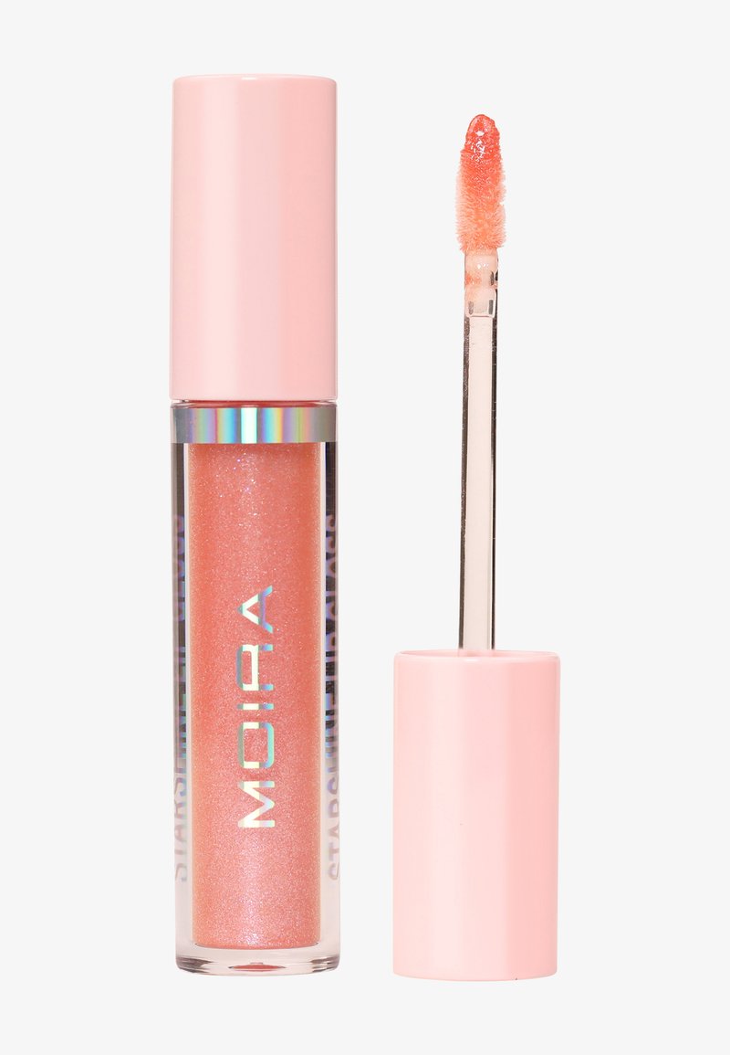 Tube de gloss à lèvres avec un bouchon rose et un contenant transparent affichant un gloss corail scintillant, à côté d'un applicateur bâtonnet recouvert du même gloss.