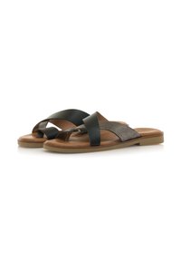 Sandali incrociati neri e metallici con suola marrone. Presentano una fascia liscia e testurizzata, design slip-on e suola piatta.