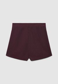 Dunkelburgunderfarbene Shorts mit Nadelstreifen, maßgeschneidert, breitem Bund und mittlerem umgekehrtem Faltenwurf auf hellem Hintergrund.