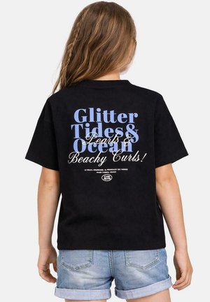 Zwart katoenen T-shirt met grote blauwe en witte tekst op de achterkant: "Glitter Tides & Ocean Beachy Curls!" Korte mouwen, losse pasvorm.