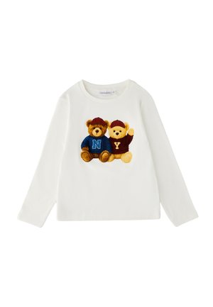 Camisa blanca de manga larga con dos ositos de peluche que llevan sombreros y jerséis, uno azul con la letra N y otro granate con la letra Y.
