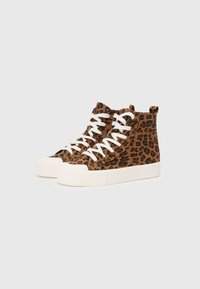 Sneakers typu high-top w leoparda, wykonane z tkaniny, z białymi sznurowadłami, teksturowaną powierzchnią i kremową gumową podeszwą.