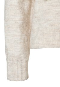 Beiger Strickpulloverärmeln mit geripptem Bündchen. Weicher, texturierter Stoff mit einem subtilen melierten Muster und einem geraden Schnitt.