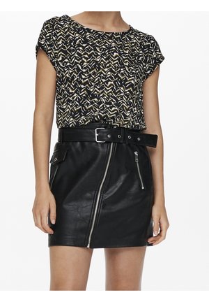 Jupe en cuir noir avec des fermetures éclair argentées et une large ceinture. Haut à motifs dans des nuances de noir, beige et vert olive avec des manches courtes.