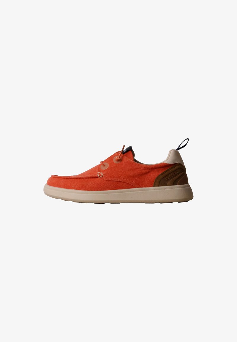 Baskets basses décontractées en tissu orange avec semelle beige, patch marron au talon et languette noire, vues de profil.