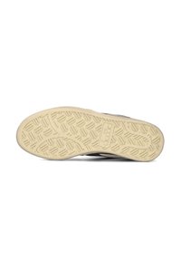 Schoenen zool in beige rubber met een textuurpatroon voor grip en een logo in het midden. Rond toelopende neus met een stevige rand en subtiele ontwerpelementen.