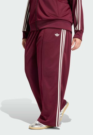 Bordeauxrote Sporthose mit weißem Drei-Streifen-Design aus glattem Stoff. Mit elastischem Bund und lockerem Sitz, kombiniert mit gemusterten Schuhen.