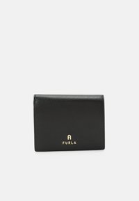 Portefeuille en cuir noir avec une finition texturée, présentant un logo doré à l'avant, une forme rectangulaire compacte et un design pliable.