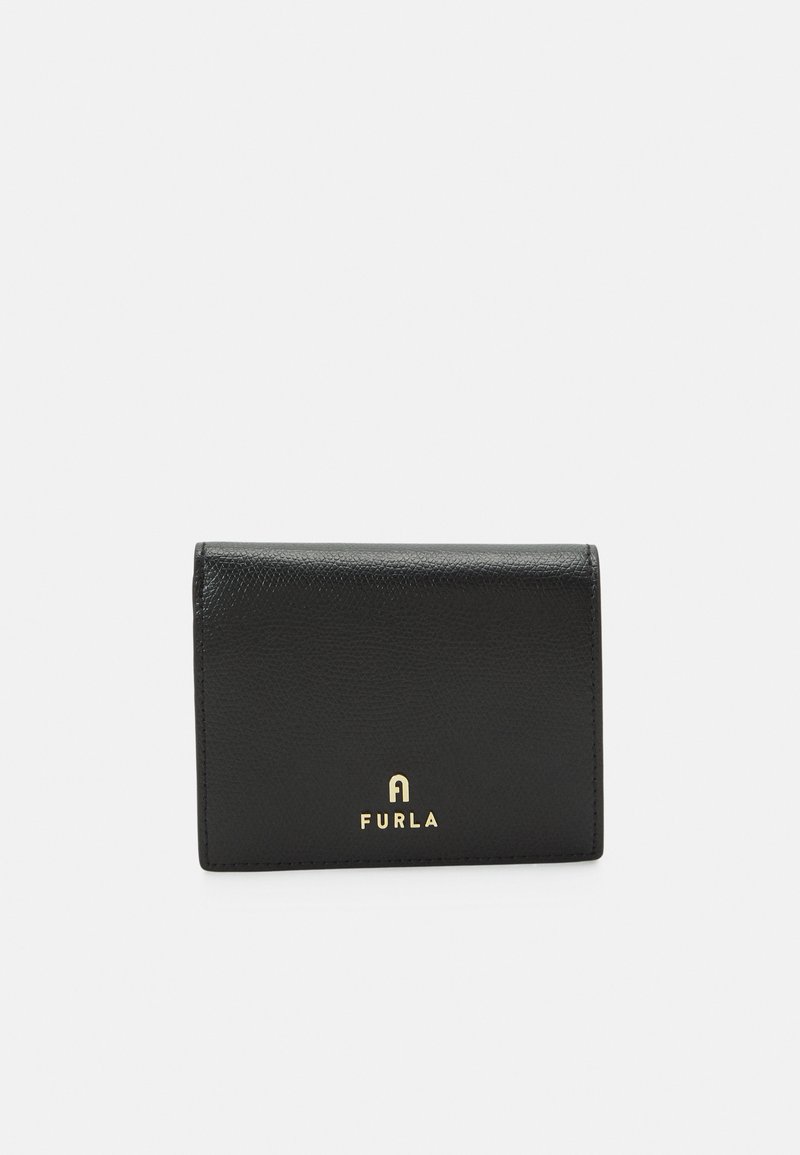 Portefeuille en cuir noir avec une finition texturée, présentant un logo doré à l'avant, une forme rectangulaire compacte et un design pliable.