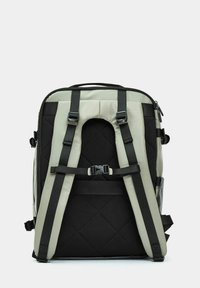 Zaino in tessuto imbottito di colore nero e grigio chiaro, dotato di spallacci regolabili, forma rettangolare e motivo a rombi sulla superficie.