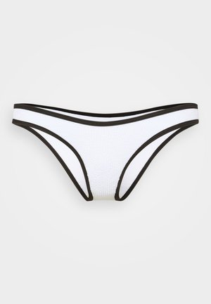 Slip bikini bianco con un motivo testurizzato, presenta bordi neri lungo la vita e le aperture delle gambe, design classico a vita bassa.